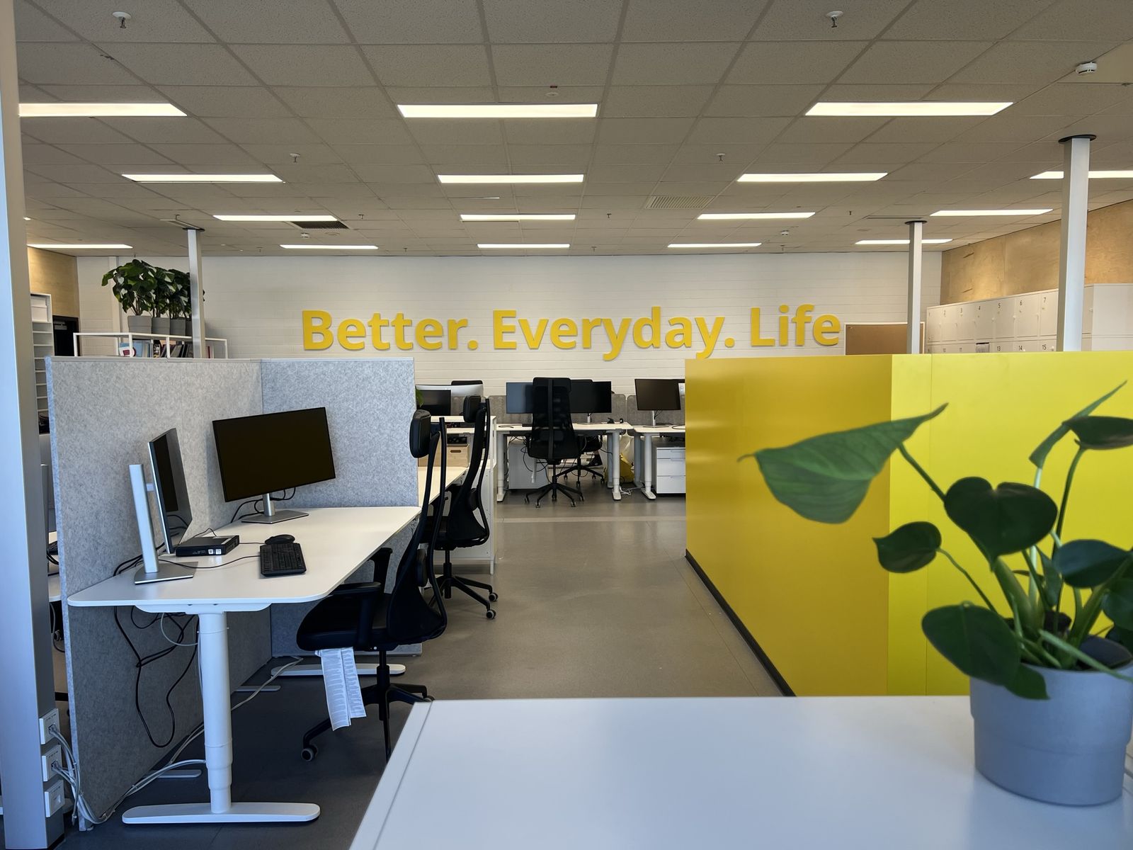 IKEA Office Berlin Spandau: Open-Office-Bereich mit Motto-Wandgestaltung