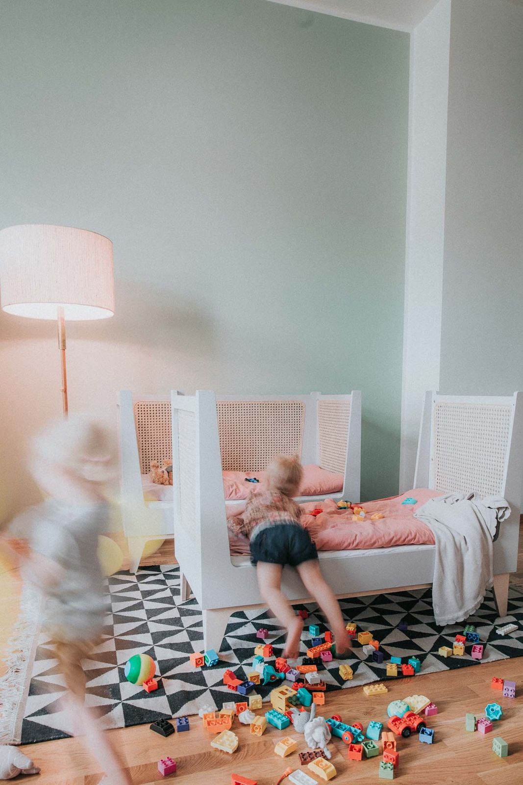 Räuber und Töchter — Patentiertes Kinderbett mit Wiener Geflecht, zwei Kinder im Zwillingsbett